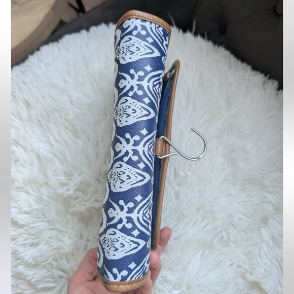 Stella & Dot, Hanging Travel Roll Organizer, Blue/White Ikat Print - Picture 4 of 13